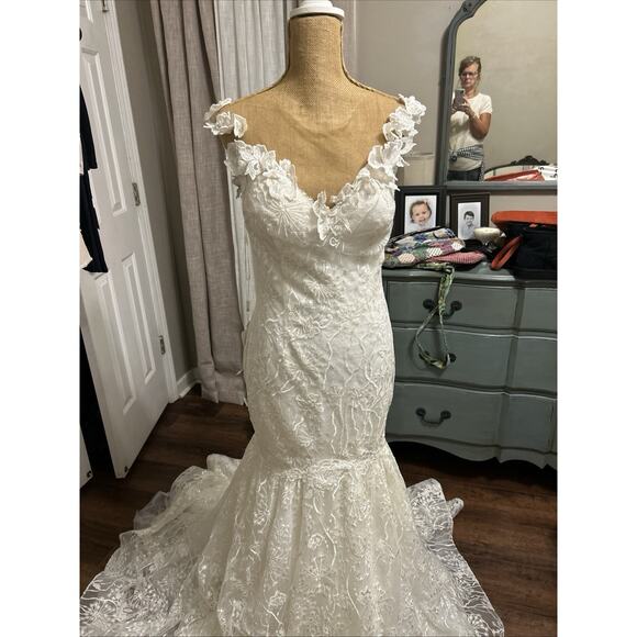 New with Tags Wedding Dress Size 4 - Picture 12 of 14